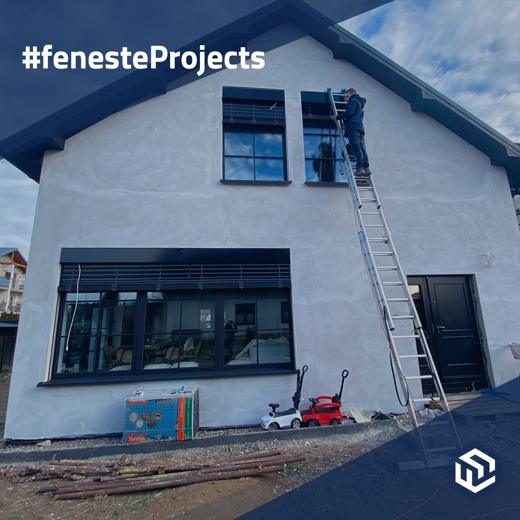 Klassisches Haus mit dunklen Fenstern und eleganten Jalousien projekte fensterprofile pvc gealan linear 