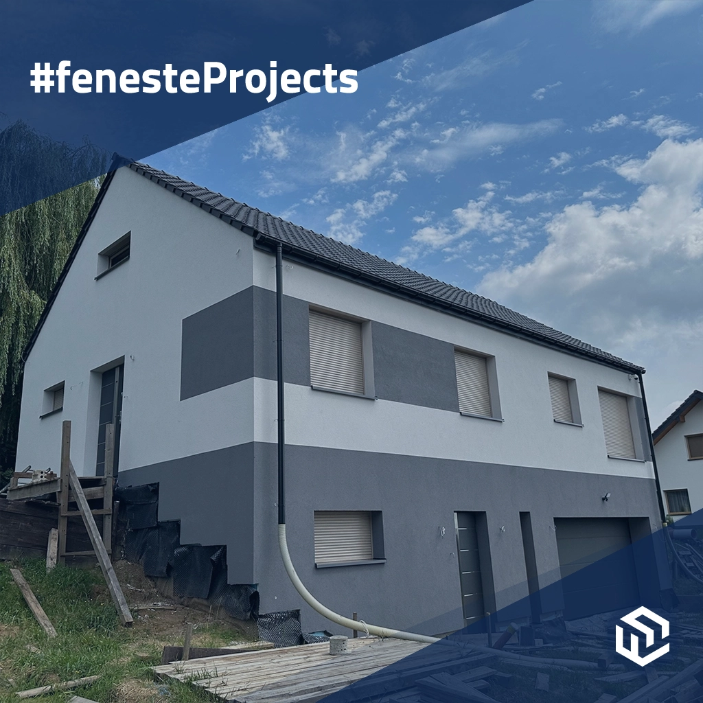 Gemütliches Haus mit Garage und cremefarbenen Außenjalousien projekte fensterprofile    