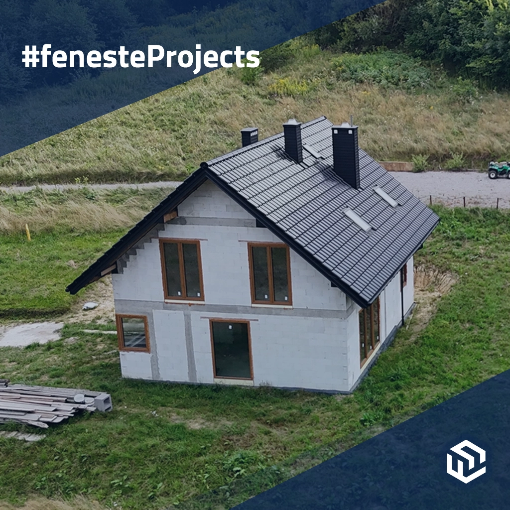 Kleines Haus unter dem Wald mit braunen Fenstern 🎥. projekte fensterprofile pvc aluplast  