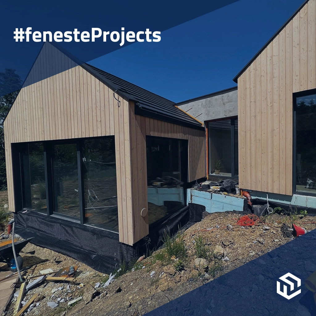 Modernes einstöckiges Haus mit Holzverkleidung projekte fensterprofile aluminium aliplast genesis-75 